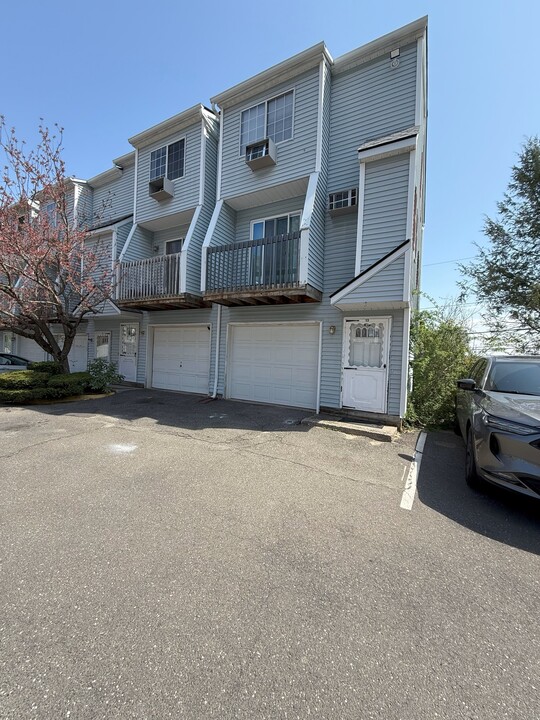 268 Congress Ave in Waterbury, CT - Building Photo