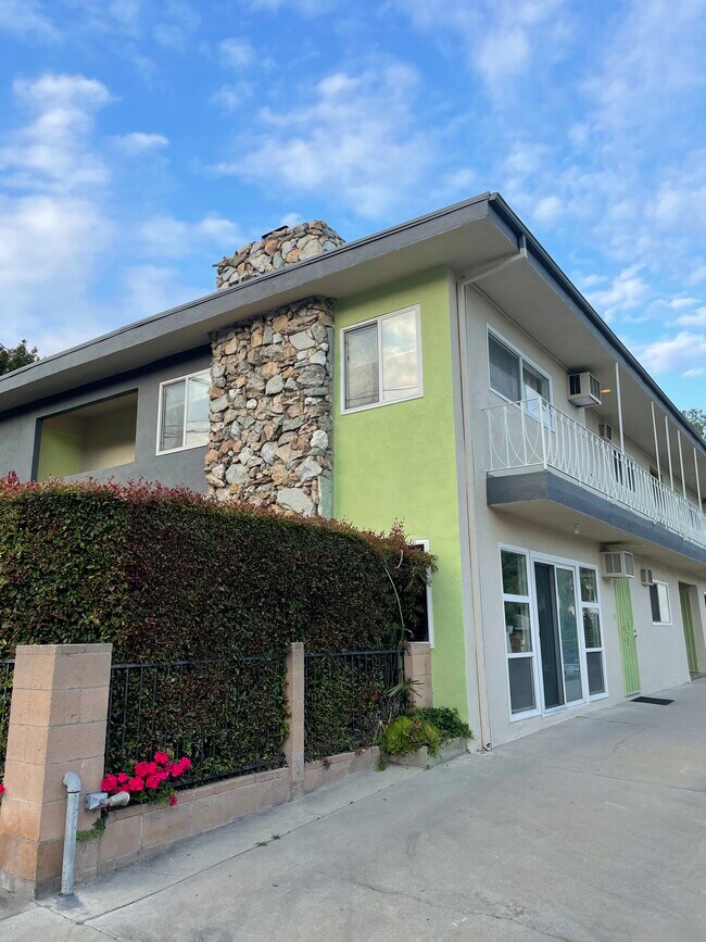 2476 N Beachwood Dr, Unit 4