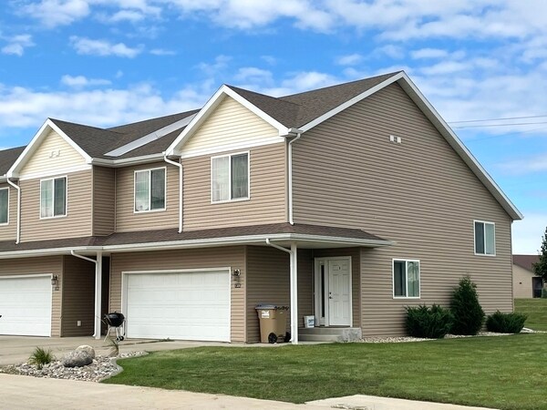 Woodside Townhomes in Minot, ND - Building Photo