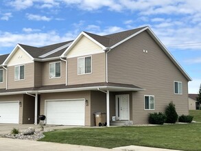 Woodside Townhomes in Minot, ND - Building Photo - Building Photo