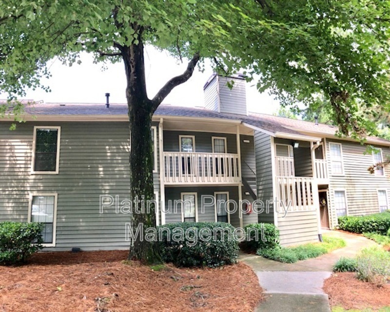 2608 Vinings Central Dr in Smyrna, GA - Foto de edificio