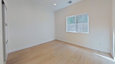 7536 Newcastle Ave in Los Angeles, CA - Building Photo - Building Photo