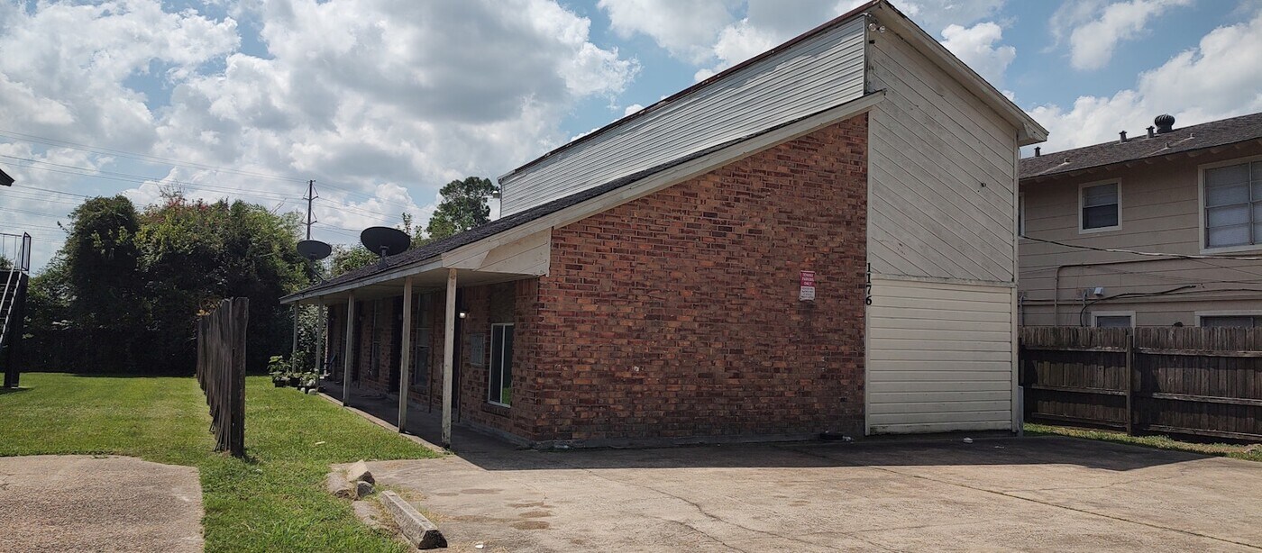 1176 Oregon Ave in Beaumont, TX - Building Photo
