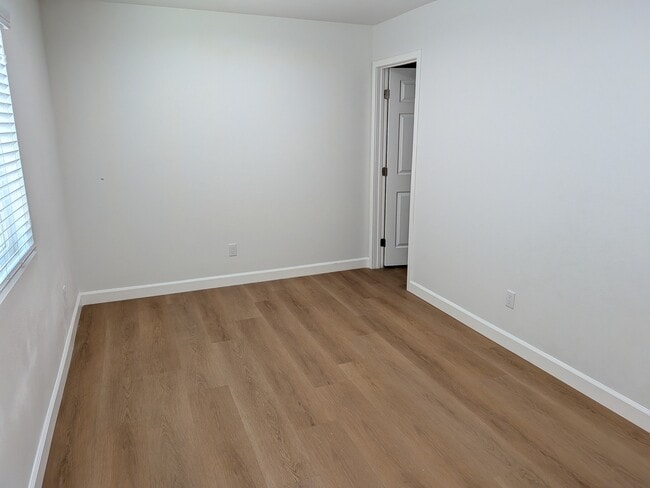 10720 1/2 Charnock Rd in Los Angeles, CA - Foto de edificio - Building Photo