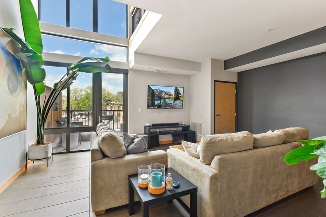 10 E 26th St, Unit 313 in Minneapolis, MN - Foto de edificio - Building Photo