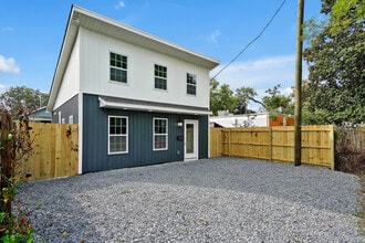 206 Jasmine St in Holden Beach, NC - Building Photo - Building Photo