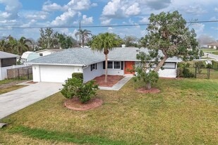 5221 Lemon Bay Dr in Venice, FL - Building Photo