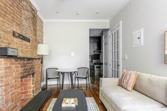 562 Hudson St in New York, NY - Building Photo - Building Photo