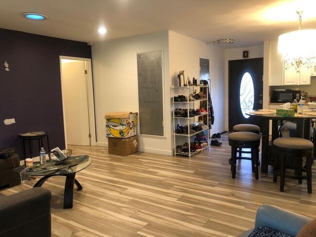 20800 Clark St, Unit for rent in Los Angeles, CA - Foto de edificio - Building Photo