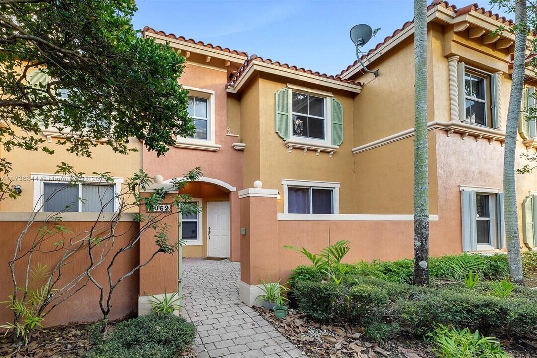 1062 SW 143rd Ave in Pembroke Pines, FL - Foto de edificio