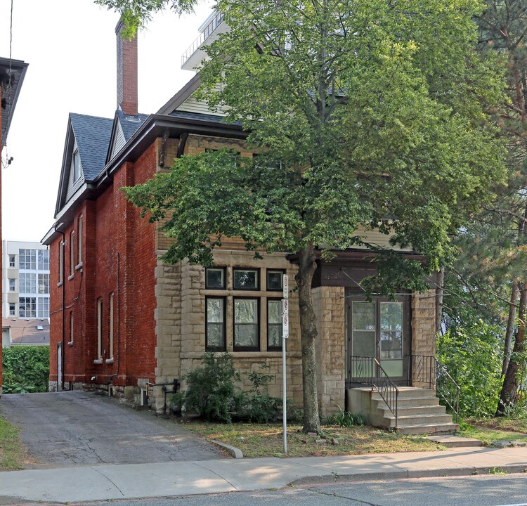 120 Hunter St W in Hamilton, ON - Building Photo