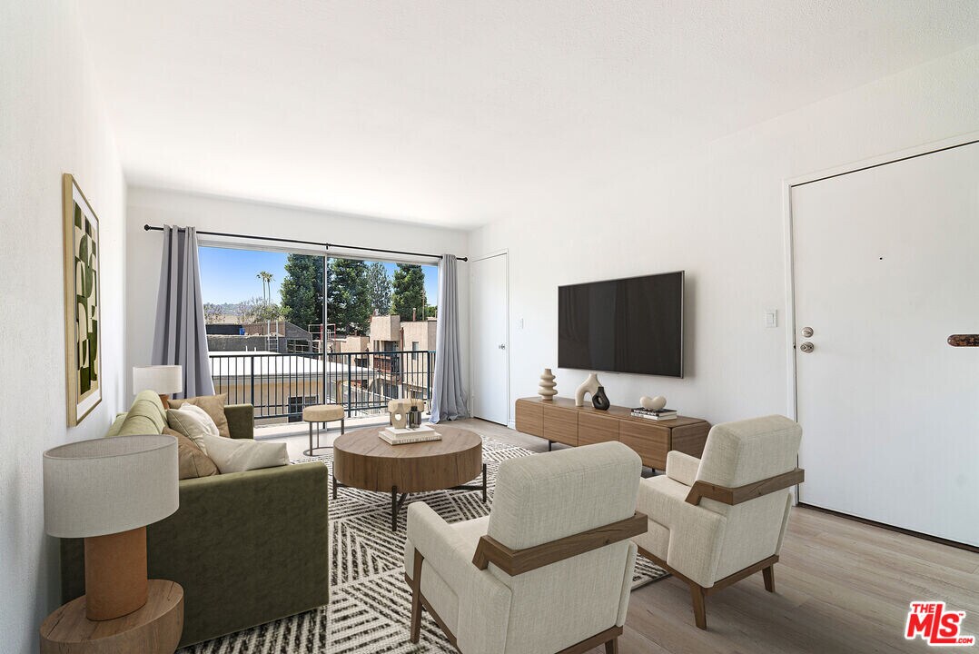 14560 Clark St in Los Angeles, CA - Building Photo