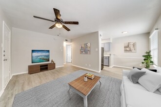 The Oaks Apartments At Medical Center in San Antonio, TX - Foto de edificio - Building Photo