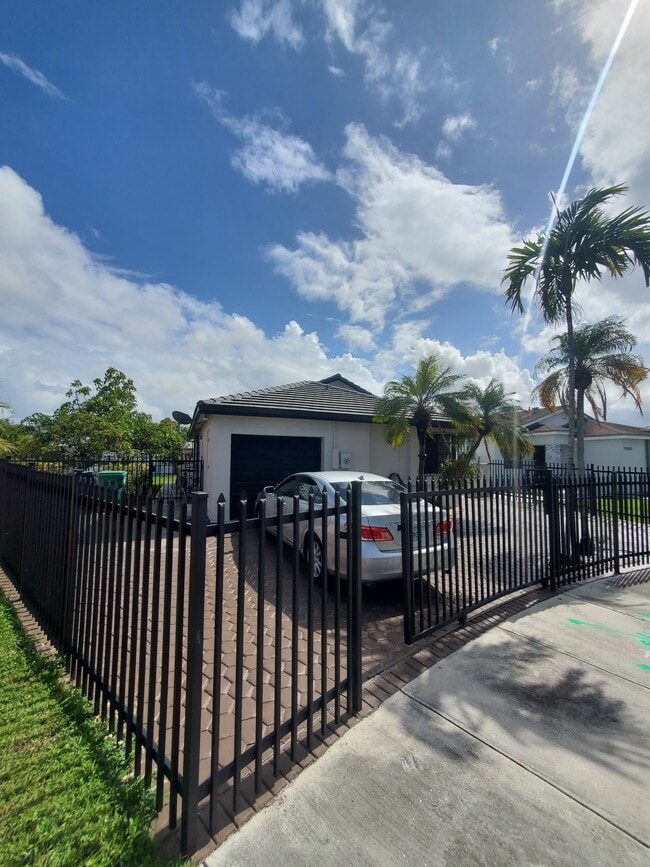 11470 SW 180th St in Miami, FL - Foto de edificio - Building Photo