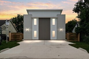 8022 Colonial Ln in Houston, TX - Building Photo