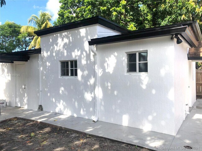 570 NW 97th St-Unit -2 in Miami, FL - Building Photo - Building Photo