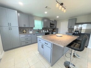 15406 Bay Lodge Ln in Houston, TX - Foto de edificio - Building Photo