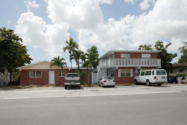 74-80 W 8th St in Hialeah, FL - Foto de edificio - Building Photo