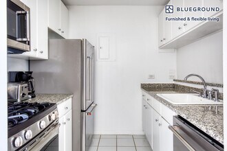 400 Chambers St in New York, NY - Building Photo - Building Photo