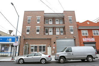 10232 Corona Ave in Corona, NY - Foto de edificio - Building Photo