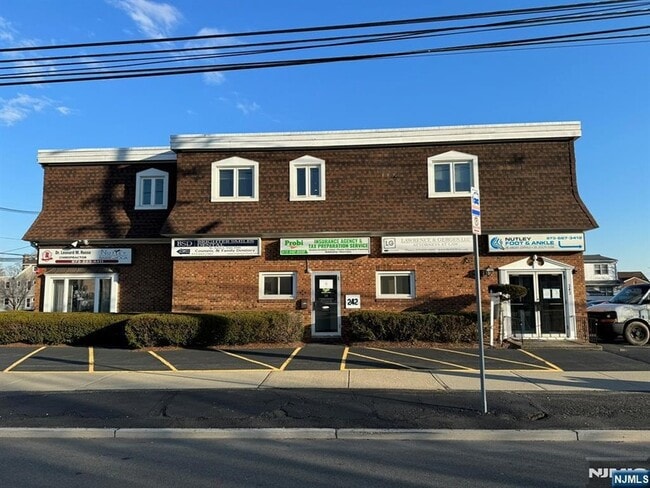 242 Washington Ave, Unit D in Nutley, NJ - Building Photo - Building Photo