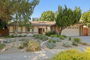 5844 Conifer St in Oak Park, CA - Building Photo