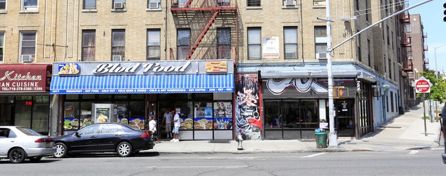 890 Elsmere Plz in Bronx, NY - Foto de edificio - Building Photo
