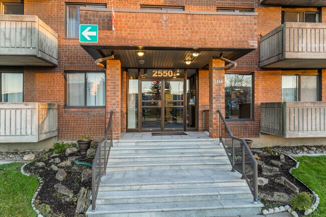 2556 Thimens Boul in Montréal, QC - Building Photo - Building Photo