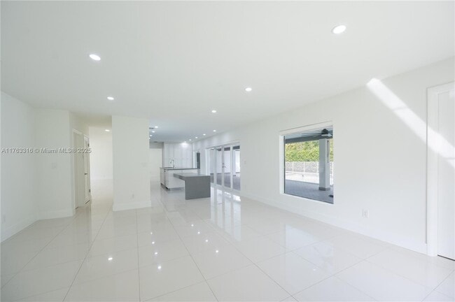 6695 SW 96th St in Miami, FL - Building Photo - Building Photo