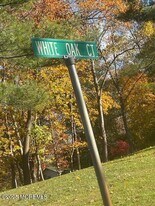 15 White Oak Ct in Howell, NJ - Building Photo