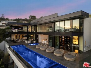 1369 Londonderry Pl in Los Angeles, CA - Building Photo - Building Photo