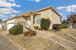 2124 Trailwood Rd in Edmond, OK - Building Photo