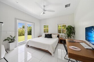 2615 NE 213th St in Miami, FL - Foto de edificio - Building Photo