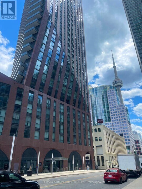 99-2599 John St in Toronto, ON - Building Photo