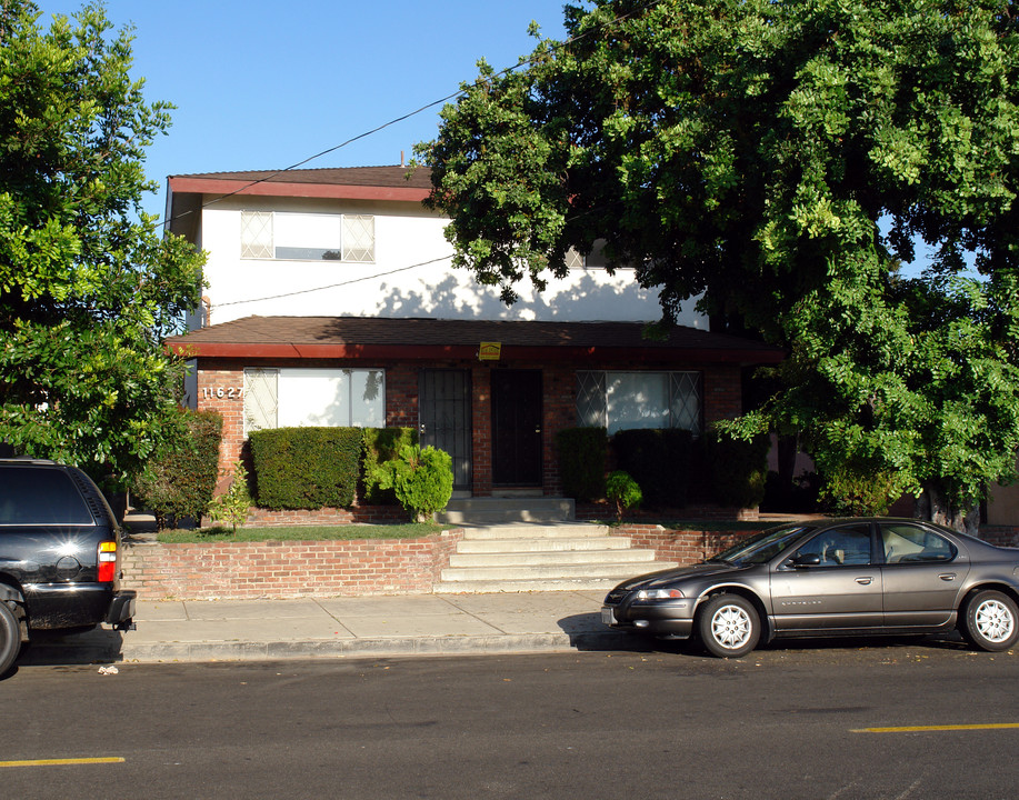 11627 Ramona Ave in Hawthorne, CA - Building Photo