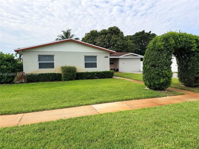 4350 NW 14th St in Lauderhill, FL - Building Photo - Building Photo