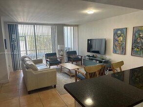 425 Grapetree Dr in Key Biscayne, FL - Building Photo - Building Photo