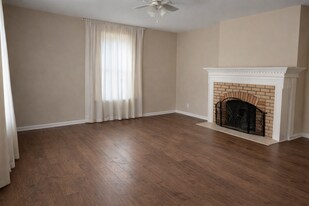 2475 E Maple Rd, Unit first floor in Troy, MI - Building Photo