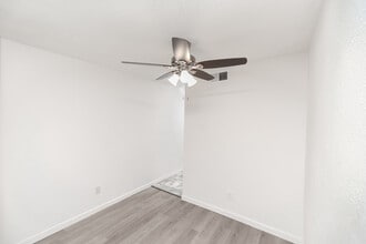 Stonewood Apartments in Springfield, MO - Building Photo - Building Photo