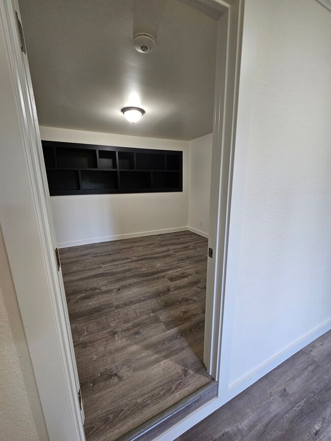9411 Castlewood St in Oakland, CA - Foto de edificio - Building Photo