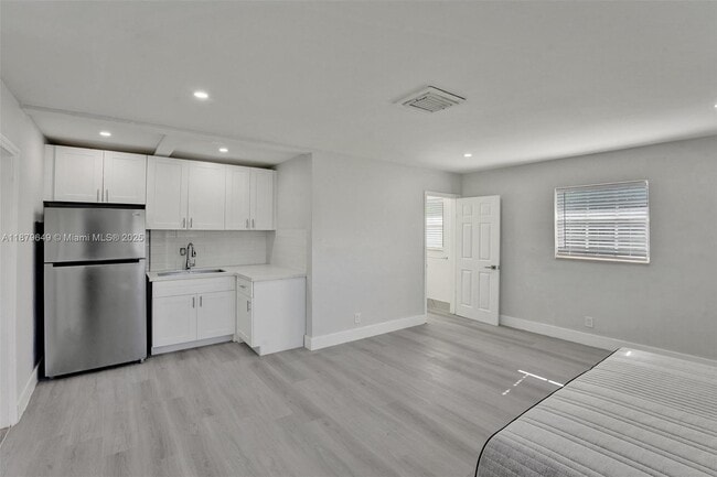5657 Grant St in Hollywood, FL - Building Photo - Building Photo