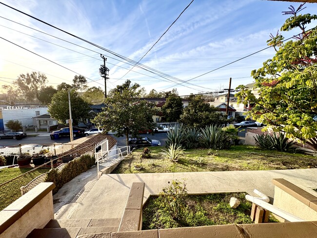 522 Brittania St in Los Angeles, CA - Foto de edificio - Building Photo