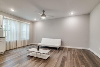 5705 Breland St-Unit -B in Houston, TX - Building Photo - Building Photo