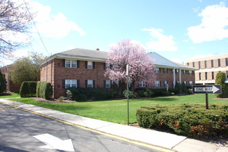 Town House Apartments in Springfield, NJ - Building Photo - Building Photo