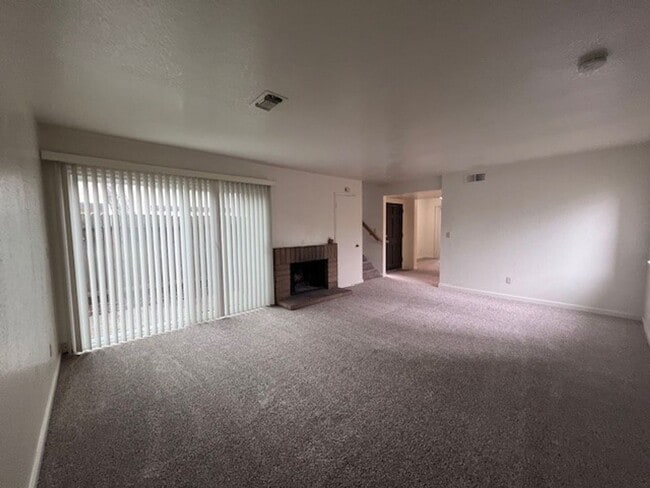 6606 Surfside Way in Sacramento, CA - Building Photo - Building Photo