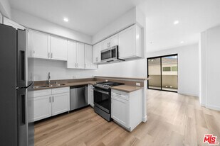 5612 Lexington Ave in Los Angeles, CA - Building Photo