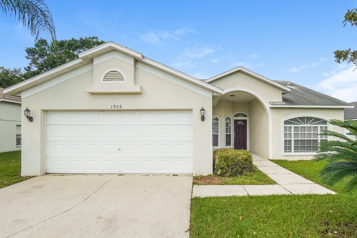 1906 Leichester St in Valrico, FL - Building Photo