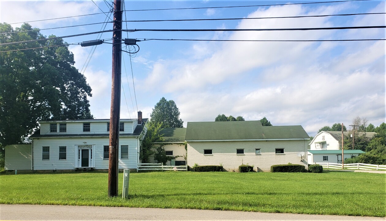 270 Newport Rd in Blairsville, PA - Building Photo