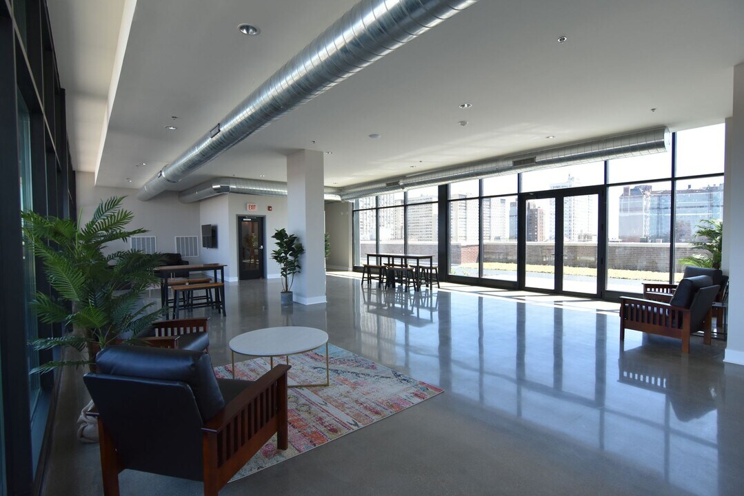 718 W Grace St, Unit 713 in Chicago, IL - Building Photo