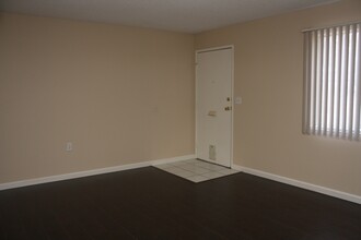 269 Greenbriar Townhouse Way in Las Vegas, NV - Building Photo - Building Photo